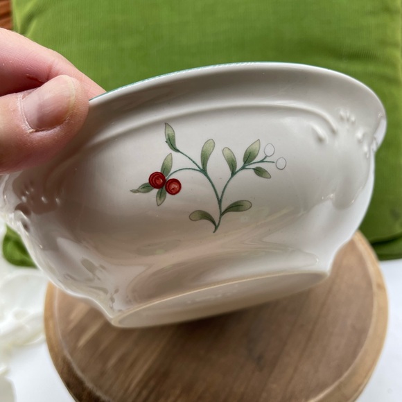 Pfaltzgraff Winterberry Set of Four 6 inch Bowls - Picture 3 of 5
